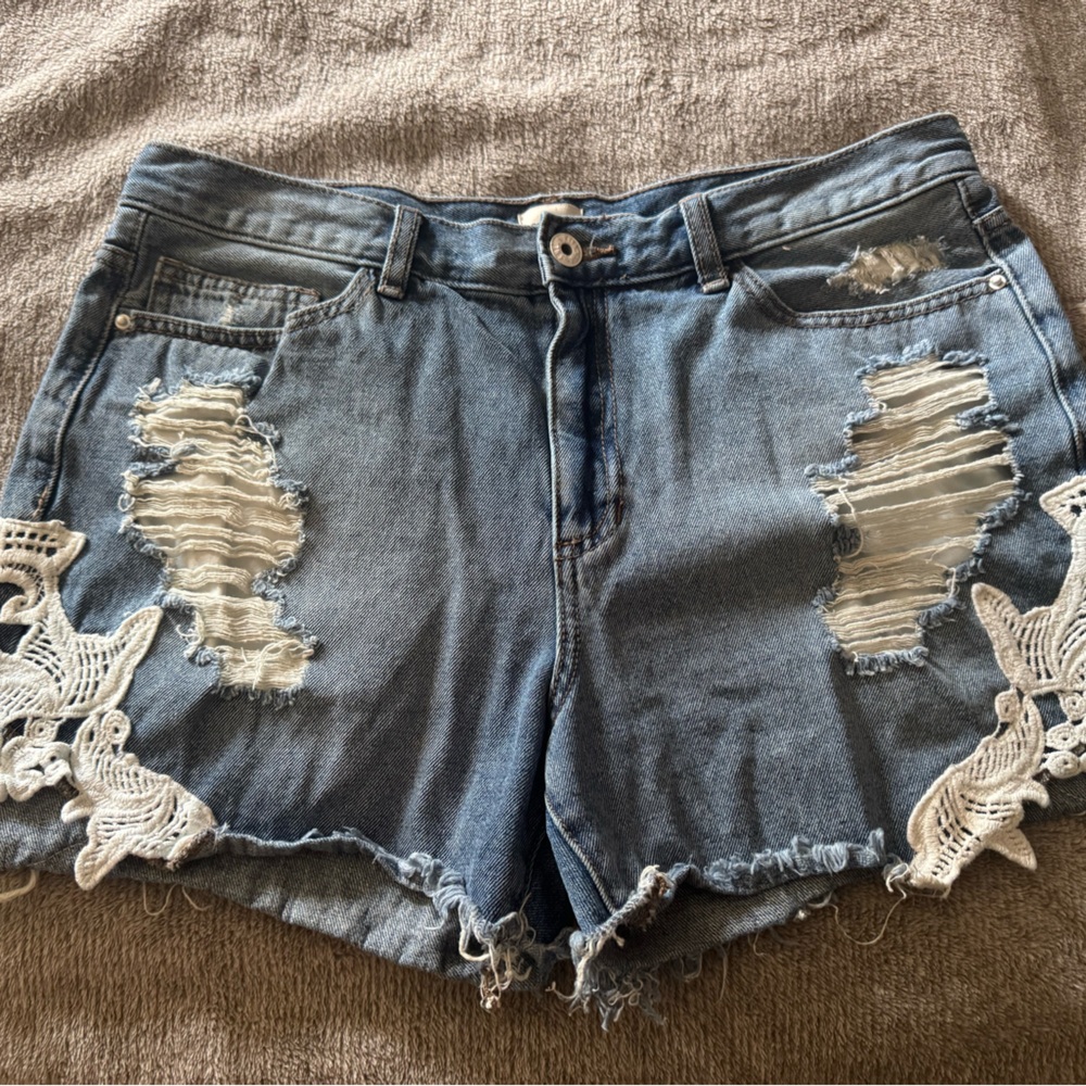 Sneak Peek Distressed Denim Shorts – Size Large